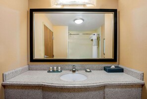Combined shower/bathtub, towels