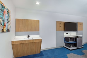 Premium bedding, down comforters, in-room safe, desk - Microtel Inn & Suites by Wyndham Manchester (Manchester)