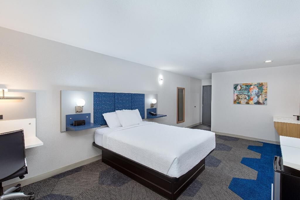 Premium bedding, down comforters, in-room safe, desk
