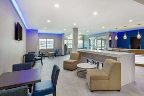 Lobby - Microtel Inn & Suites by Wyndham Manchester (Manchester)
