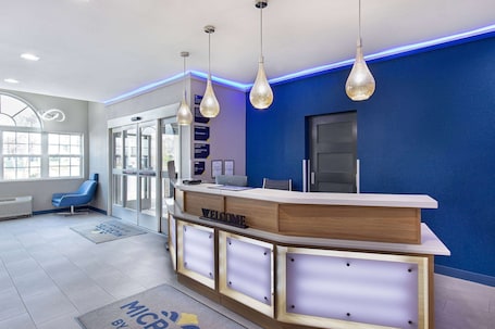 Lobby. Microtel Inn & Suites by Wyndham Manchester