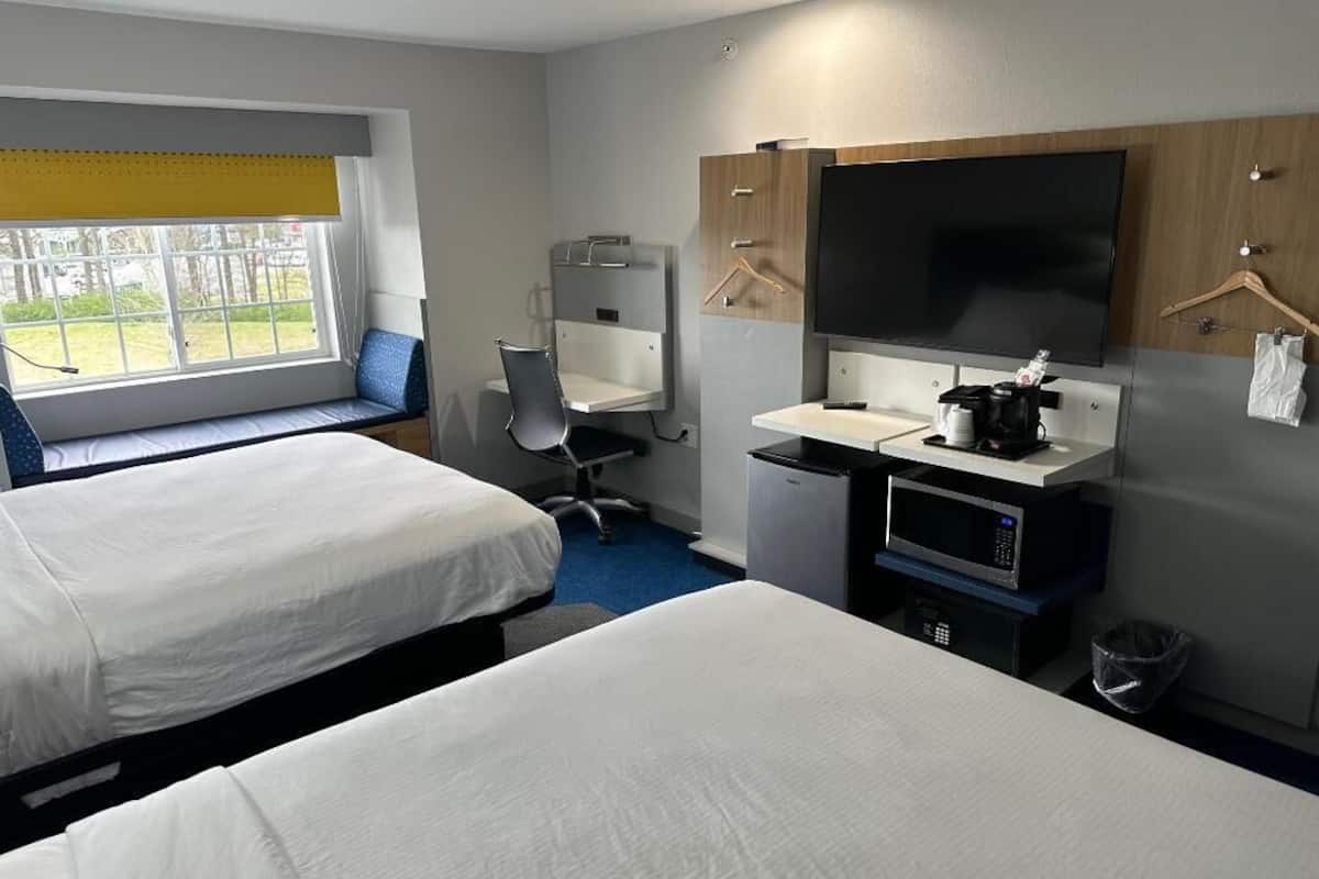 Premium bedding, down comforters, in-room safe, desk
