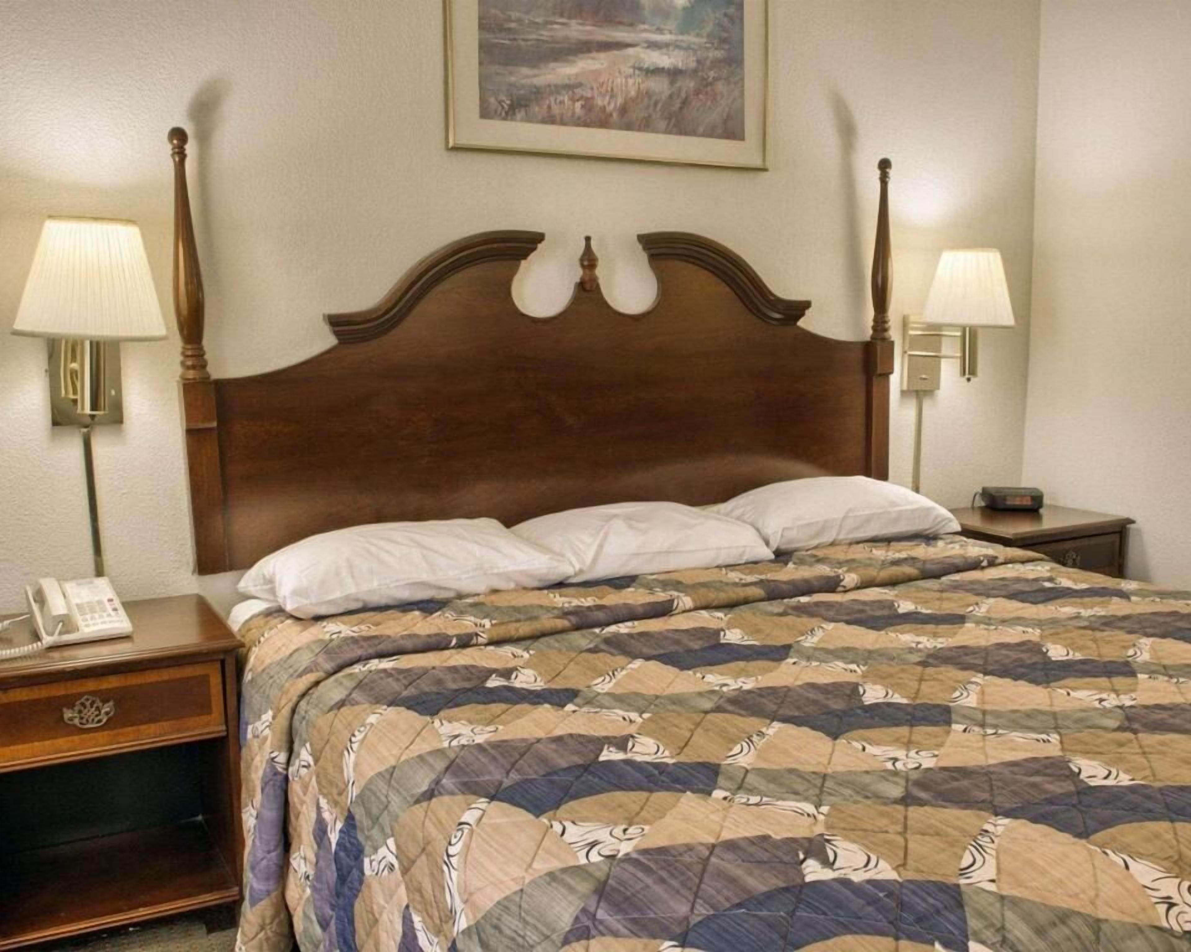 Desk, laptop workspace, blackout drapes, cribs/infant beds