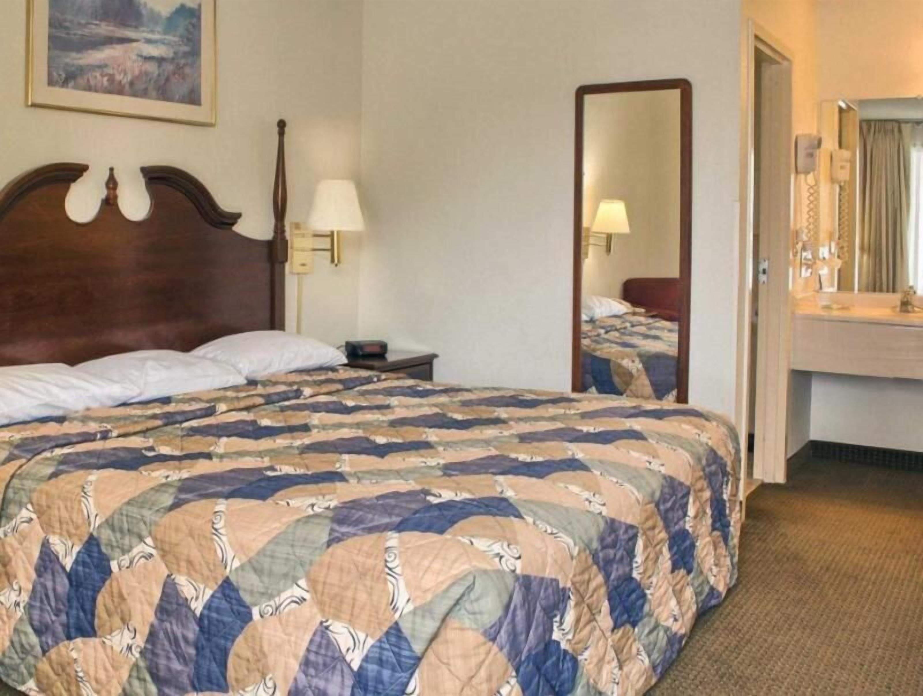 Desk, laptop workspace, blackout curtains, cots/infant beds
