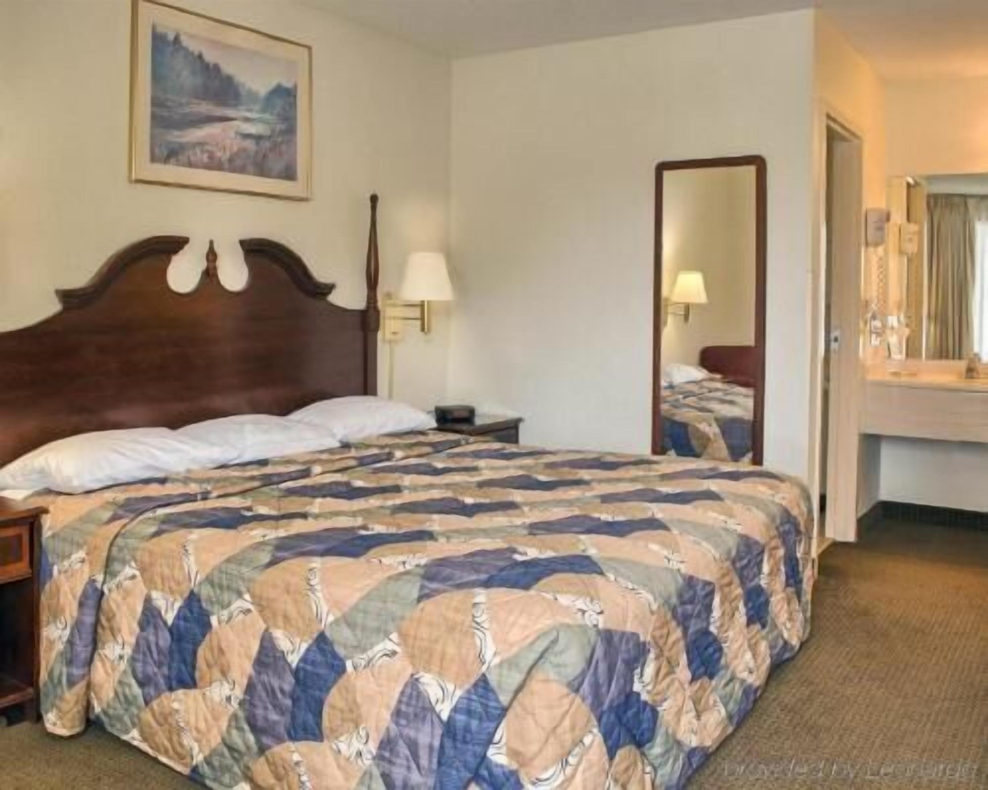 Desk, laptop workspace, blackout curtains, cots/infant beds