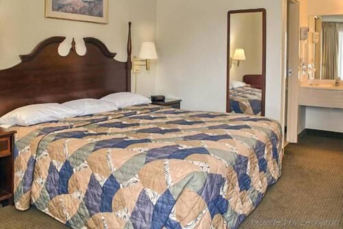 Desk, laptop workspace, blackout curtains, cots/infant beds