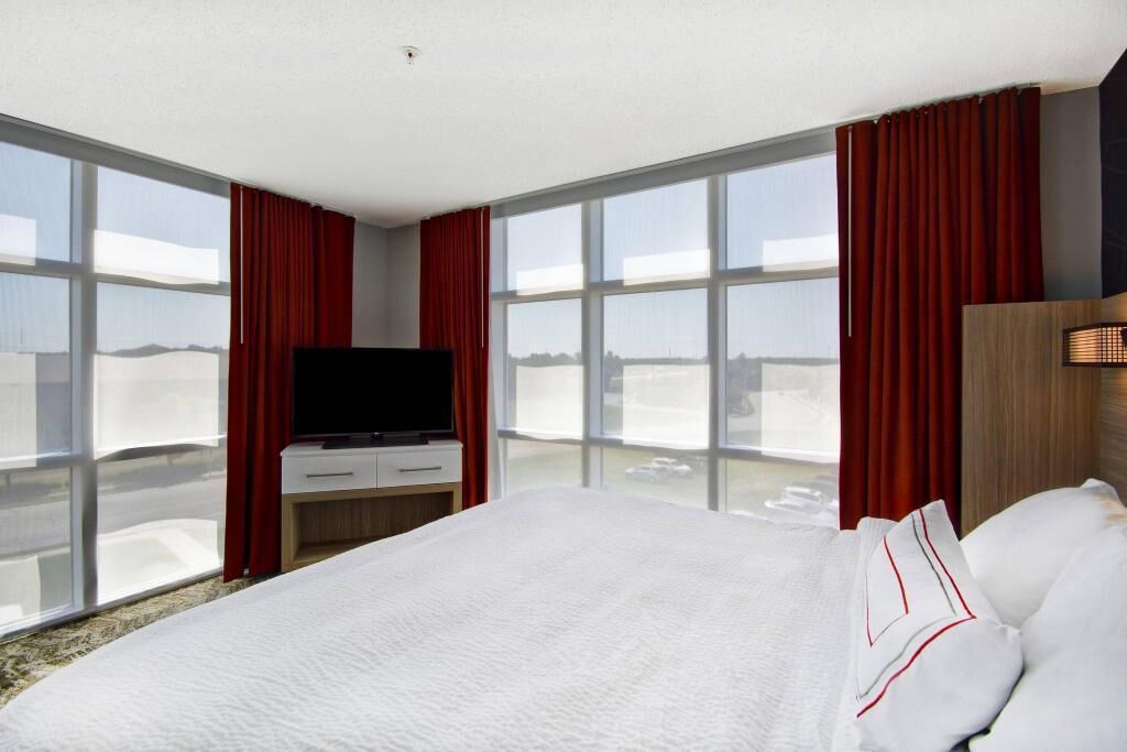 Ropa de cama de alta calidad, colchones con pillow-top y escritorio 