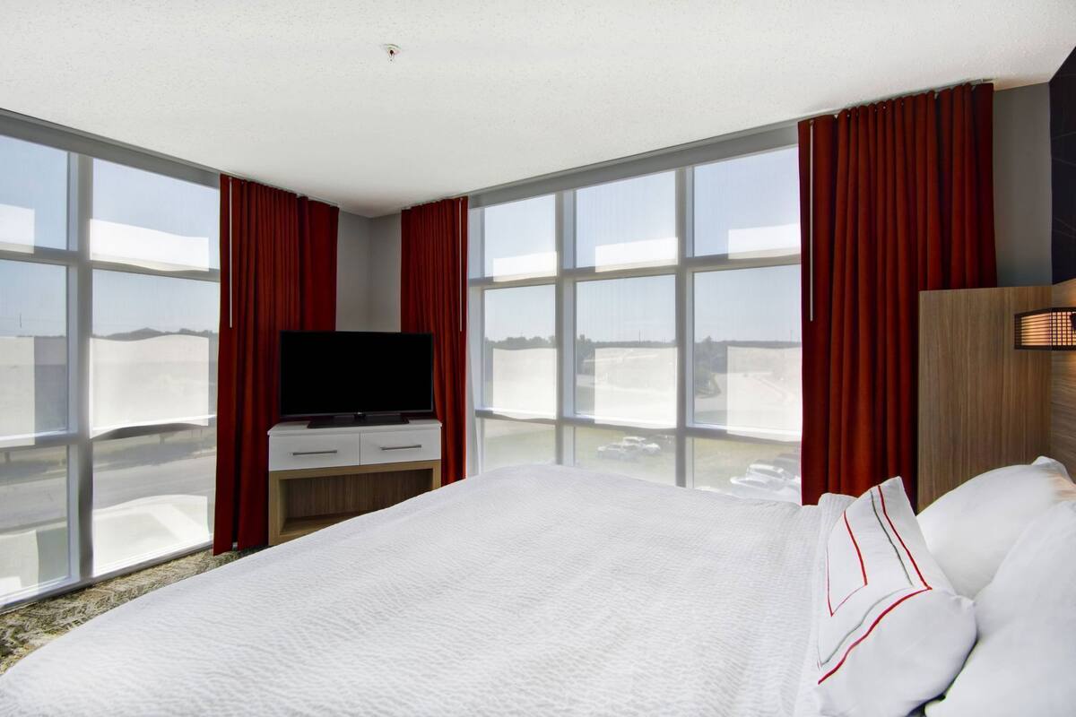 Ropa de cama de alta calidad, camas con pillow-top y escritorio