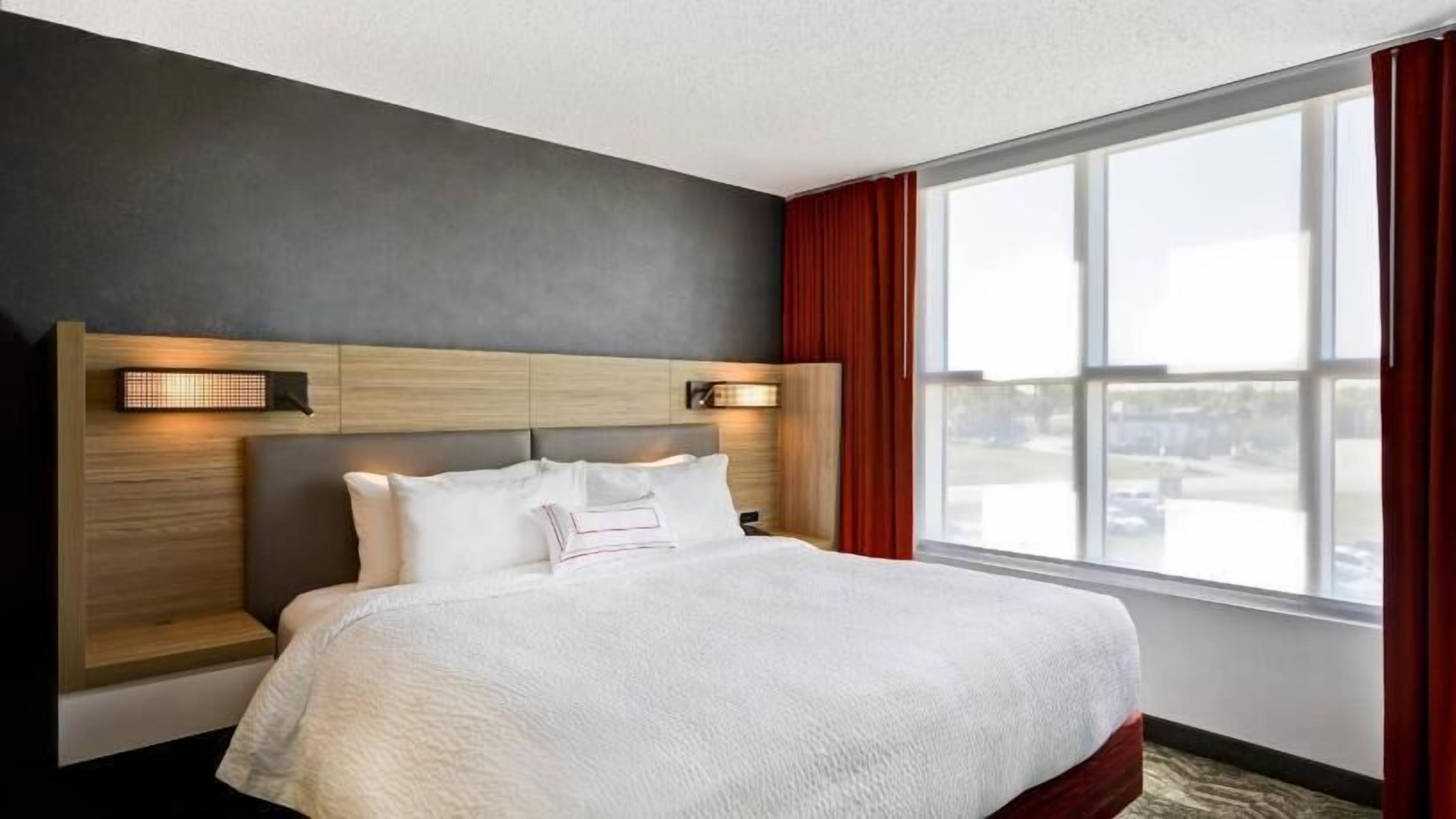 Ropa de cama de alta calidad, colchones con pillow-top y escritorio 