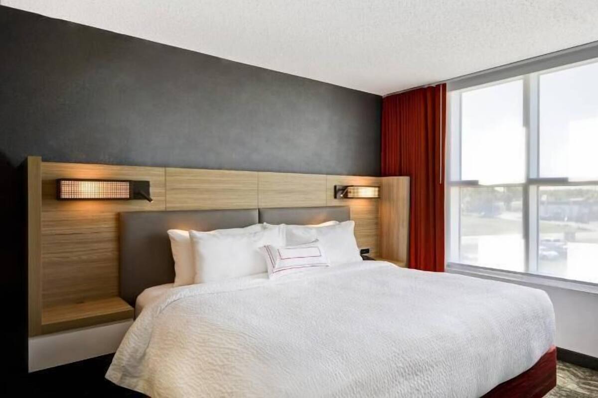 Ropa de cama de alta calidad, camas con pillow-top y escritorio