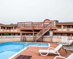 Una piscina al aire libre de temporada (de 09:00 a 21:00), tumbonas