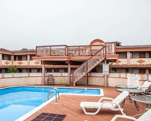 시즌별로 운영되는 야외 수영장, 09:00 ~ 21:00 오픈, 일광욕 의자