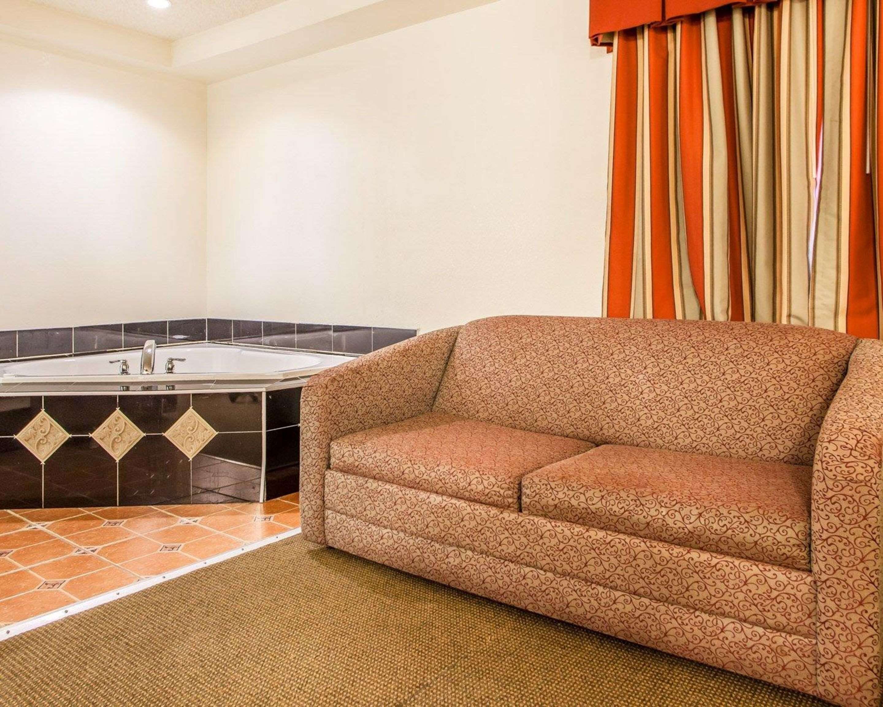 Escritorio, tabla de planchar con plancha, wifi gratis y ropa de cama