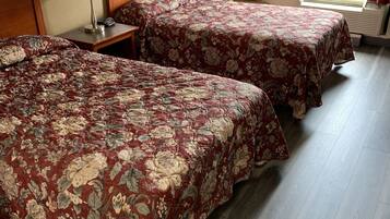 ห้องสแตนดาร์ด, เตียงใหญ่ 2 เตียง, ปลอดบุหรี่ | โต๊ะทำงาน, เตารีด/โต๊ะรีดผ้า, Wi-Fi ฟรี, ผ้าปูที่นอน