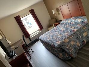 Standard Room, 1 King Bed, Non Smoking | Desk, iron/ironing board, free WiFi, bed sheets - Amelia Inn & Suites (Amelia Court House)