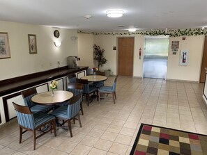 Lobby sitting area - Amelia Inn & Suites (Amelia Court House)