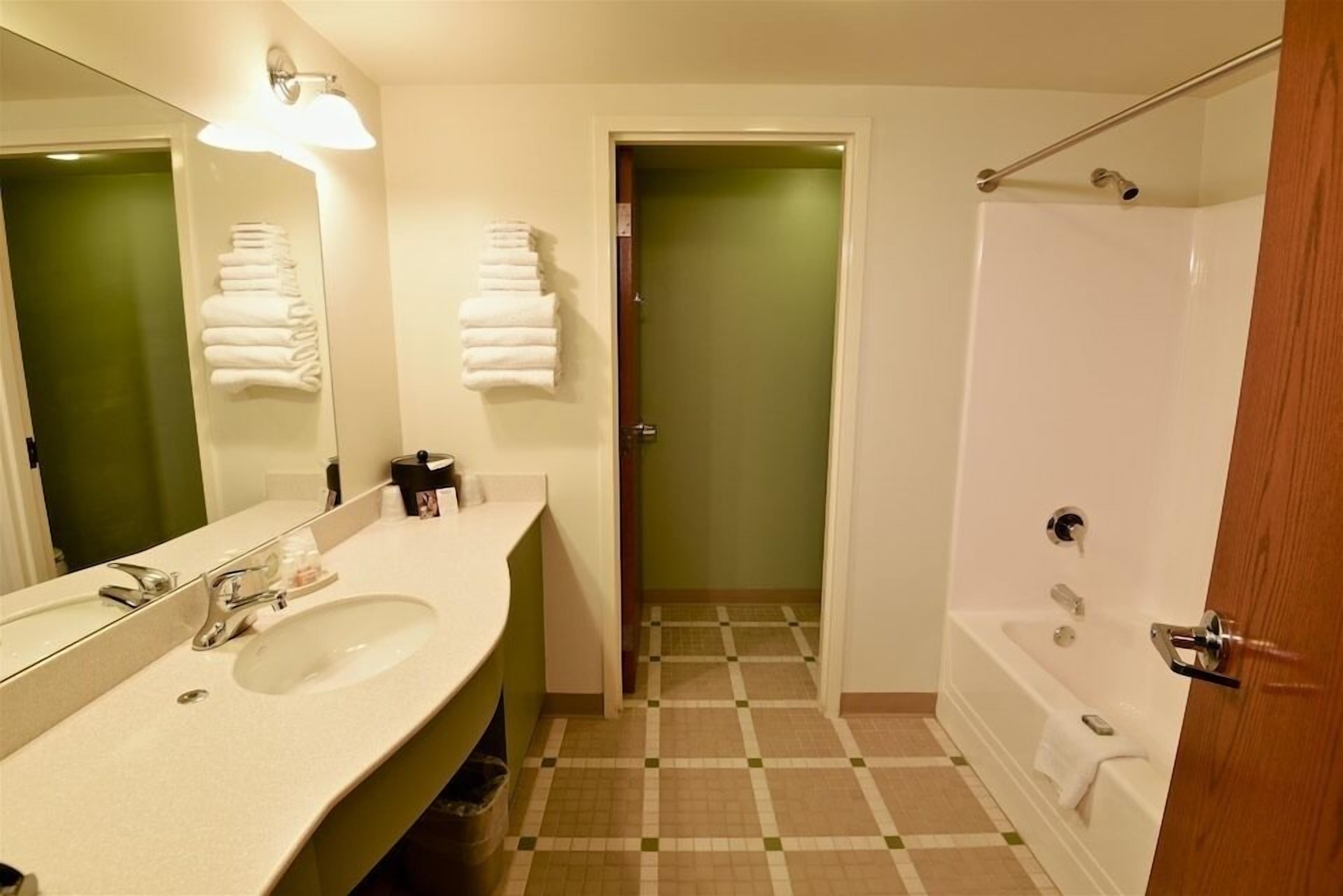 honeymoon suite, 1 king bed | bathroom | combined shower/bathtub, free toiletries, hair dryer, towels