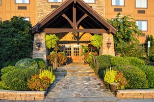 住宿正面 - 傍晚/夜晚