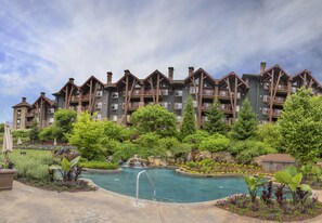 Piscine intérieure, 2 piscines extérieures, parasols, chaises longues