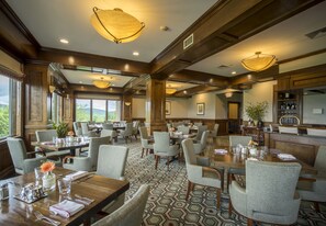 3 restaurants; breakfast, lunch, and dinner served - Grand Cascades Lodge (Hamburg)