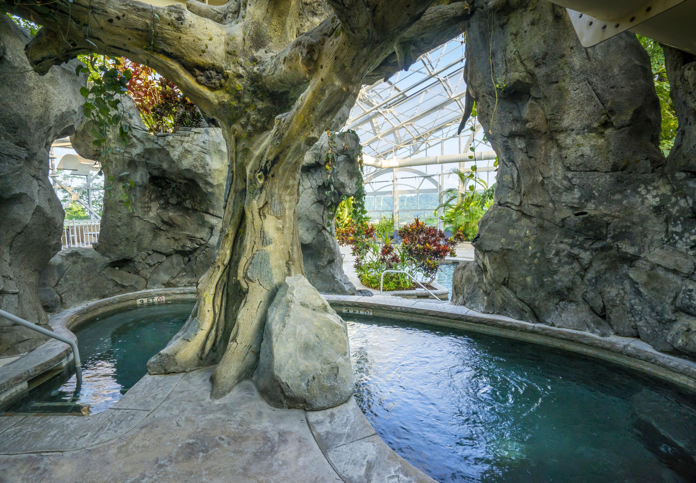 Innendørsbasseng,2 utendørsbassenger, bassengparasoller og solsenger