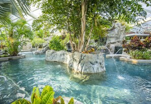 Indoor pool, 2 outdoor pools, pool umbrellas, sun loungers - Grand Cascades Lodge (Hamburg)