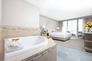 Habitación individual de luna de miel, 1 cama de matrimonio grande, vistas al mar | 1 dormitorio, ropa de cama de alta calidad, caja fuerte