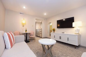 Junior Suite, 1 Katil Raja (King) dengan Katil Sofa, Ocean View | Ruang tamu | TV skrin rata 