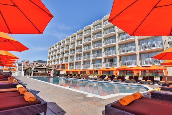 Seasonal outdoor pool - Ocean Club Hotel (Cape May)