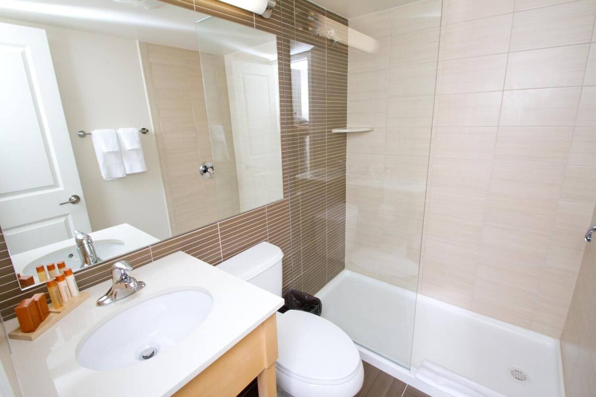 separate bathtub and shower, free toiletries, hair dryer, towels