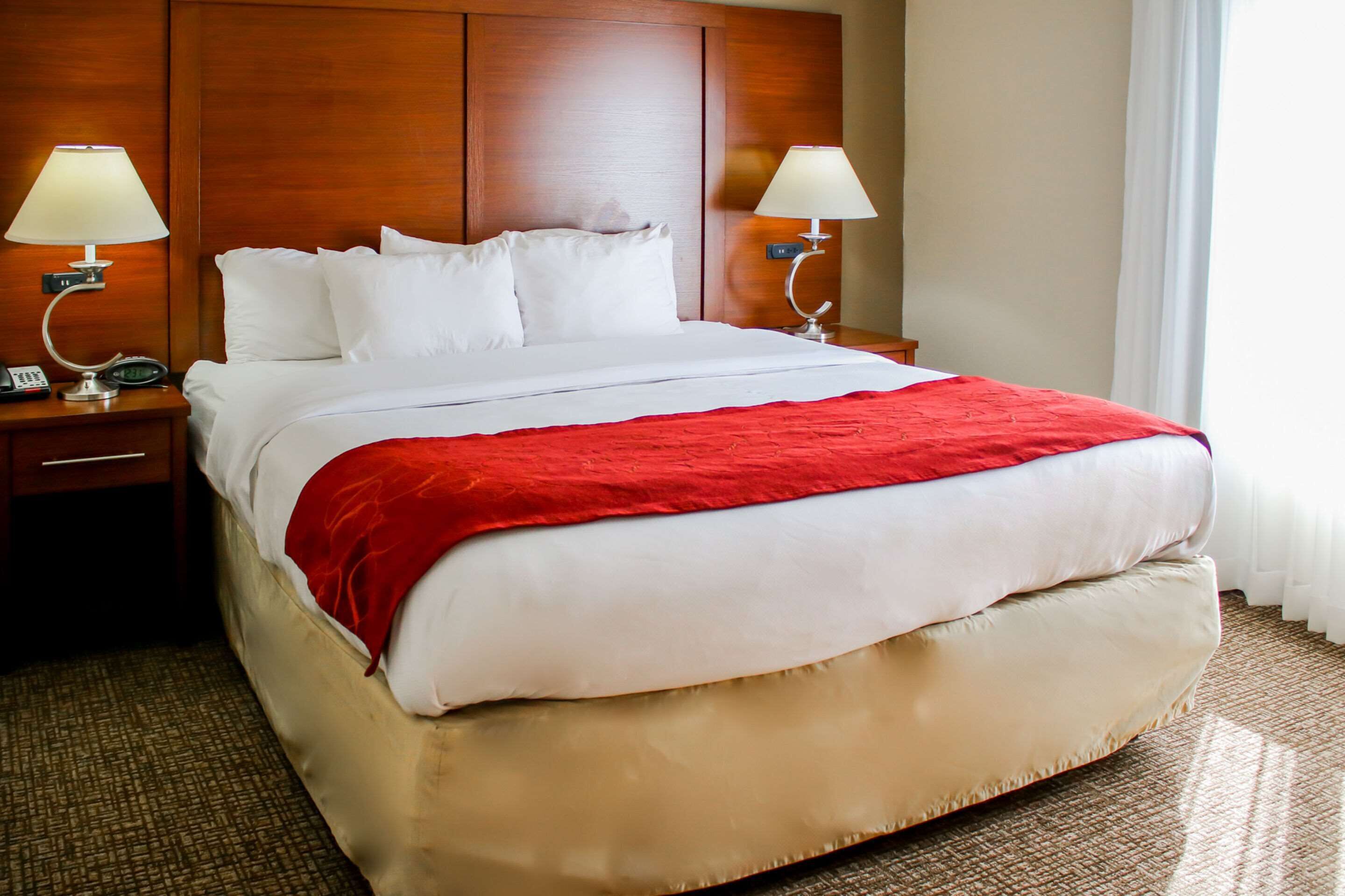 1 bedroom, down duvets, pillow-top beds, desk