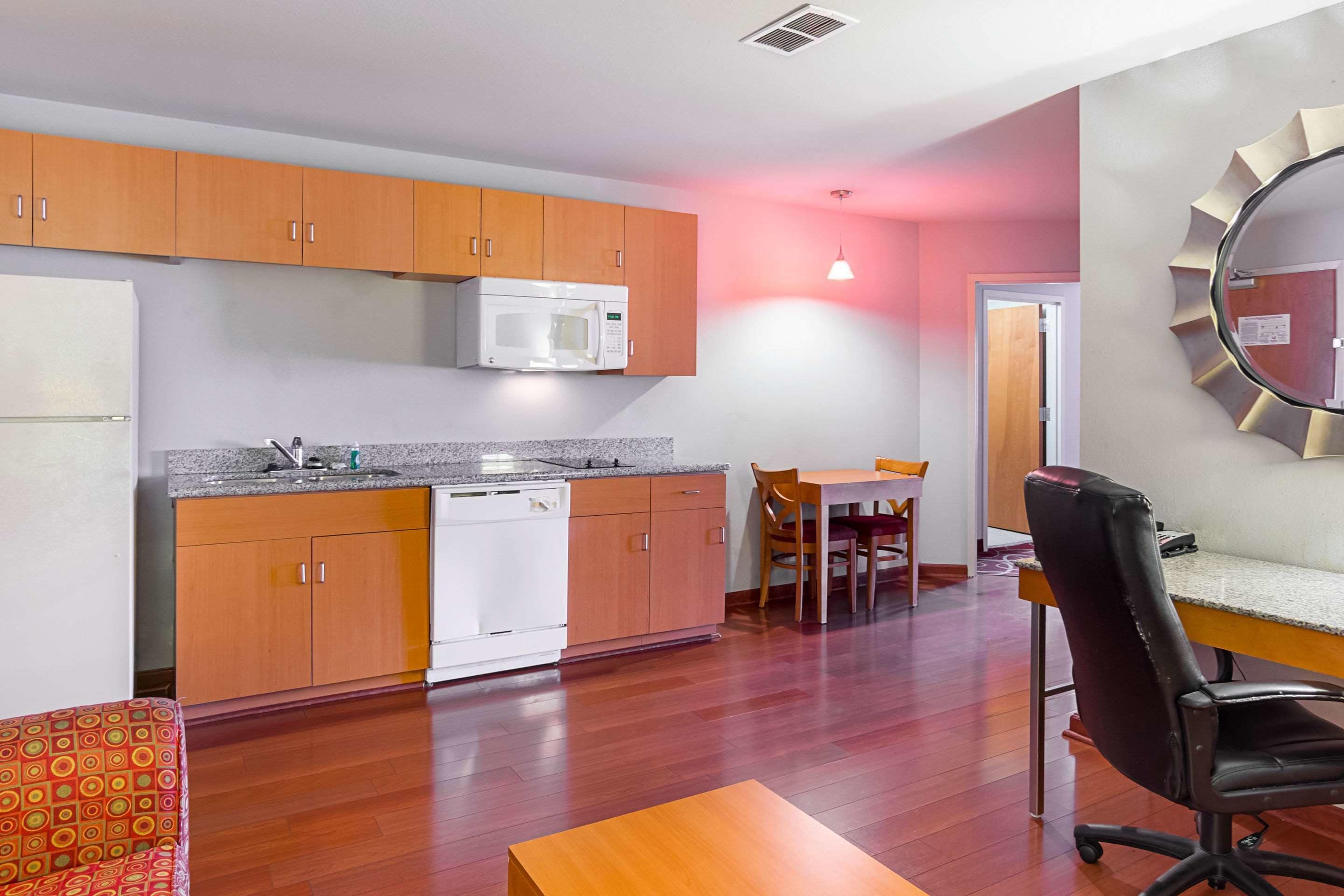 1 bedroom, down duvets, pillow-top beds, desk