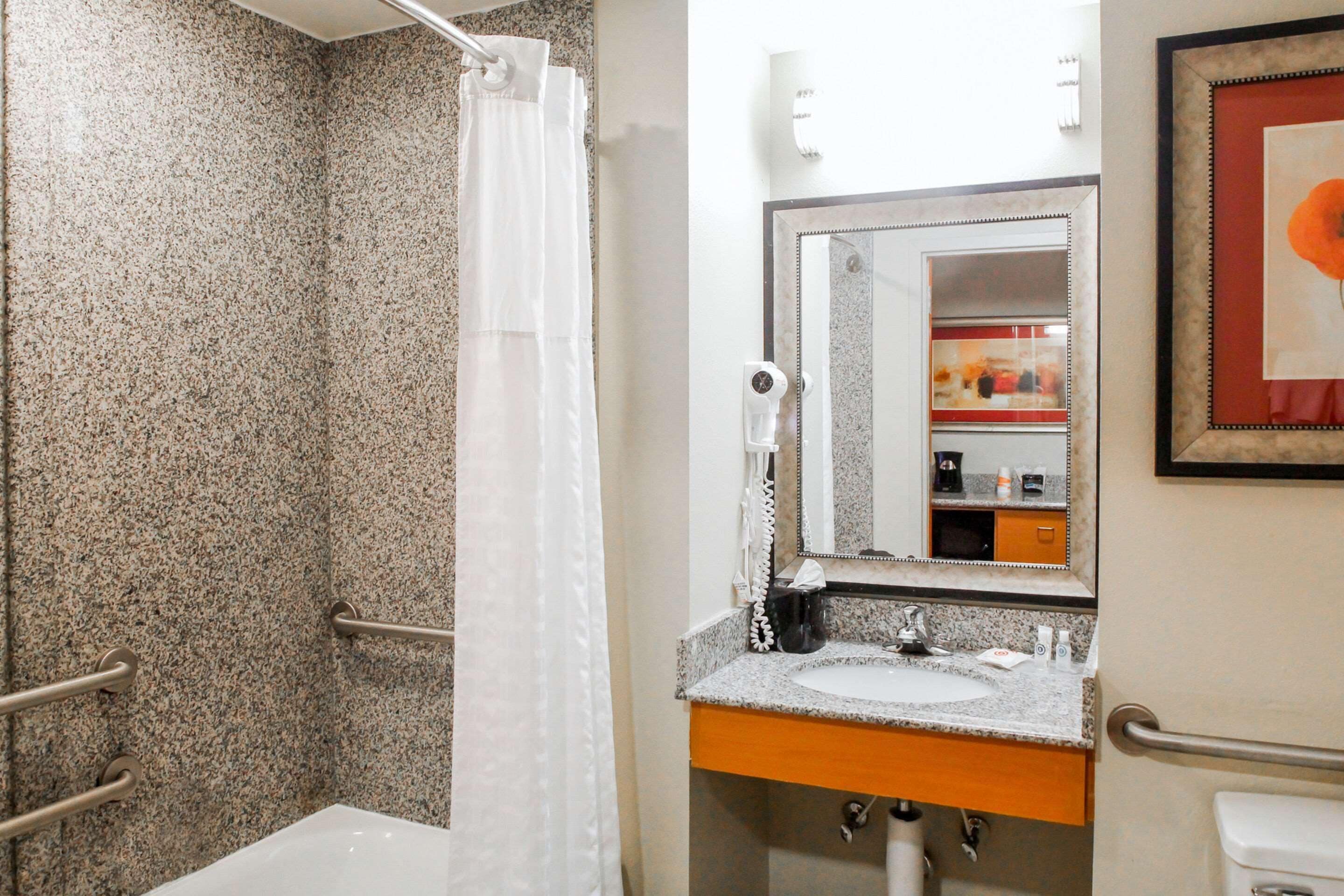 1 bedroom, down duvets, pillow-top beds, desk