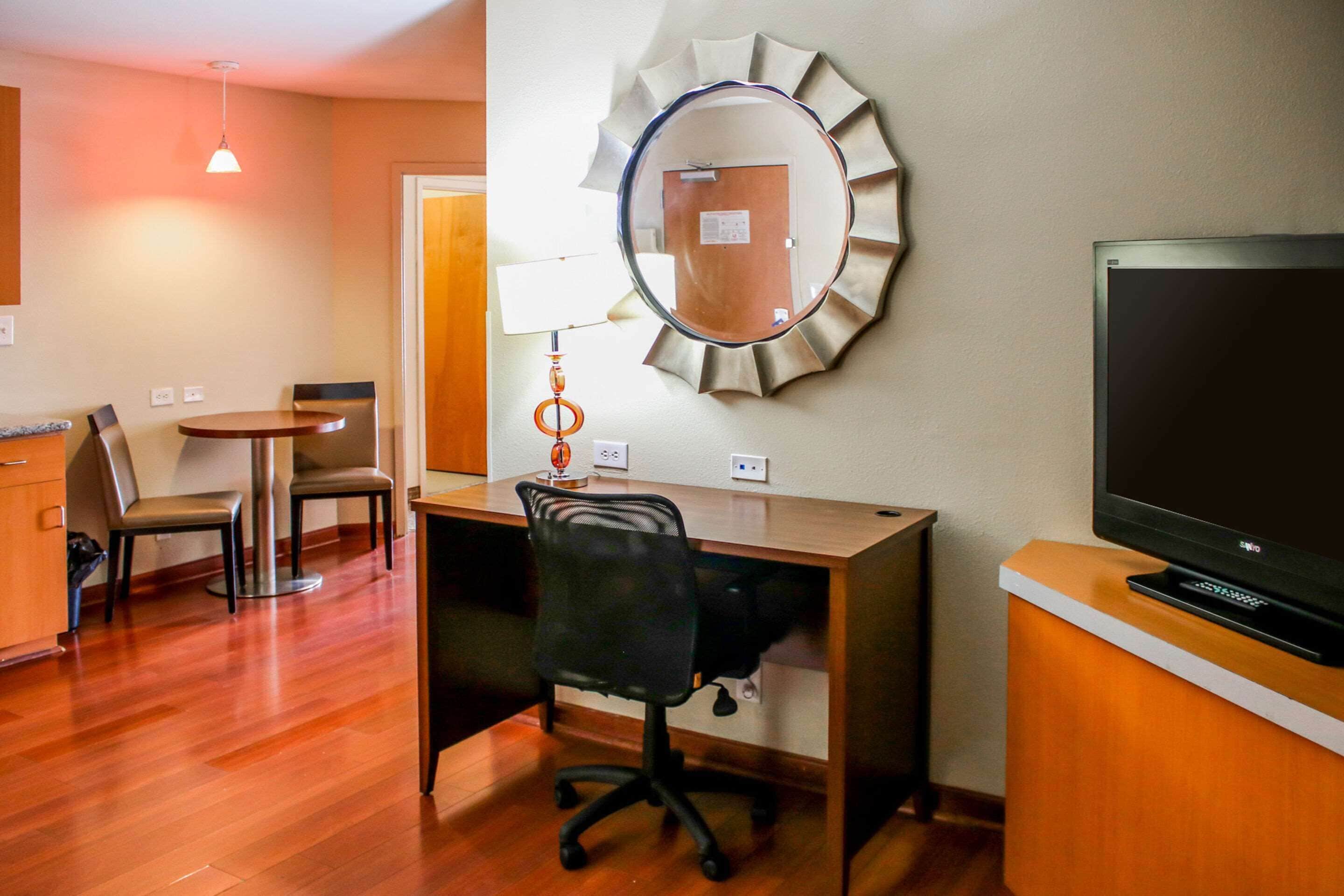 1 bedroom, down duvets, pillow-top beds, desk