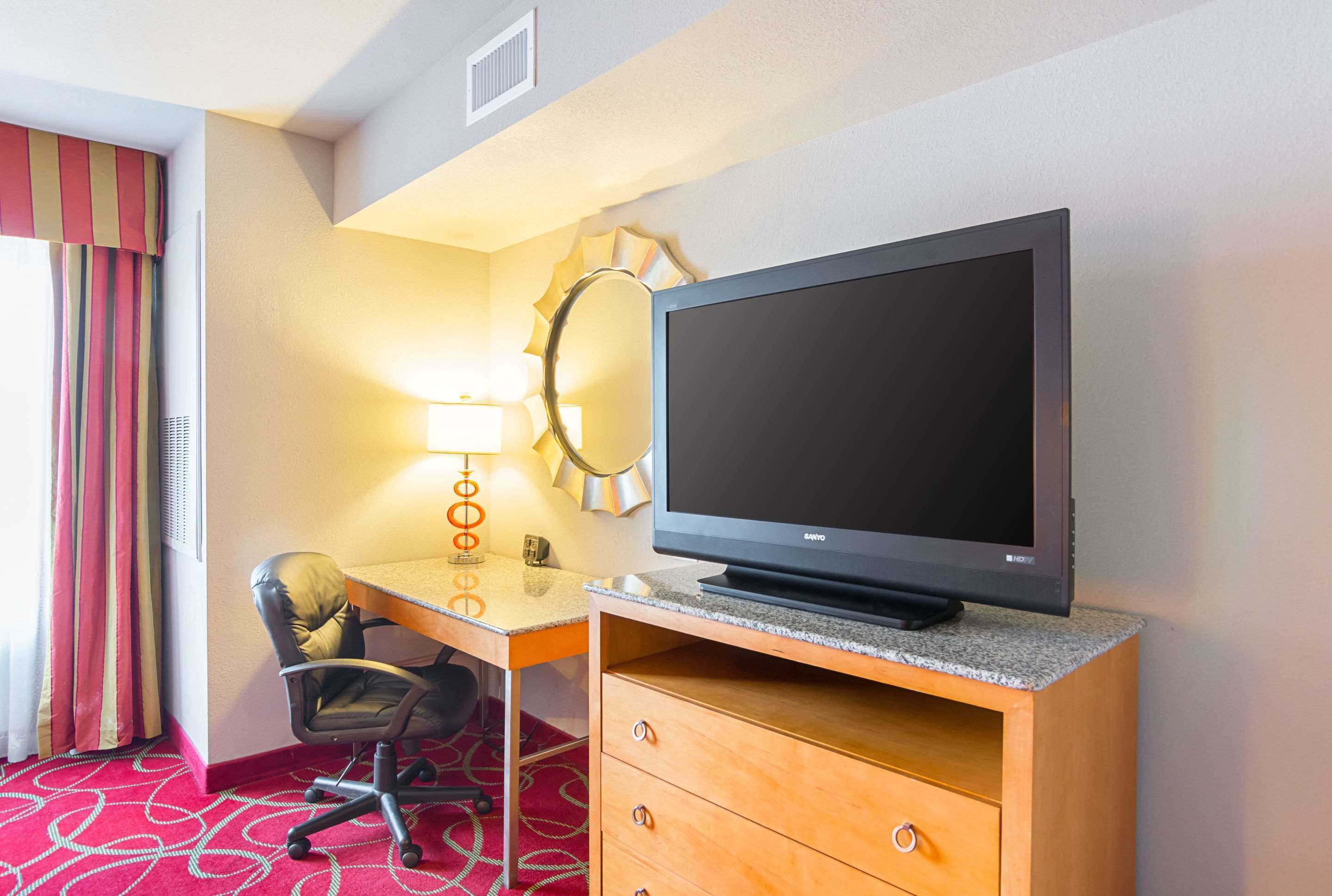 1 bedroom, down duvets, pillow-top beds, desk