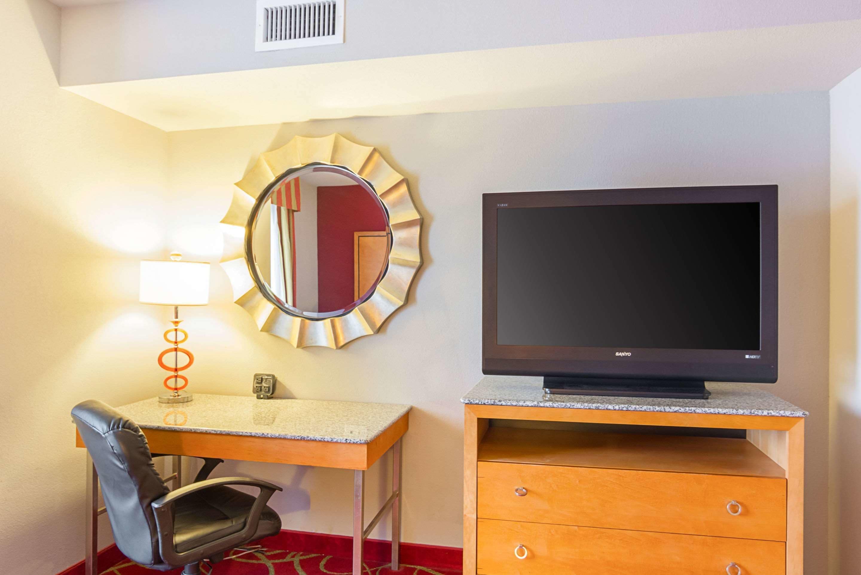 1 bedroom, down duvets, pillow-top beds, desk