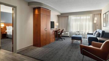 Bureau, fer et planche à repasser, lits pliants/supplémentaires gratuits