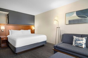 Huone, 1 suuri parisänky ja vuodesohva | Työpöytä, silitysrauta/-lauta, ilmaiset lisävuoteet, ilmainen Wi-Fi