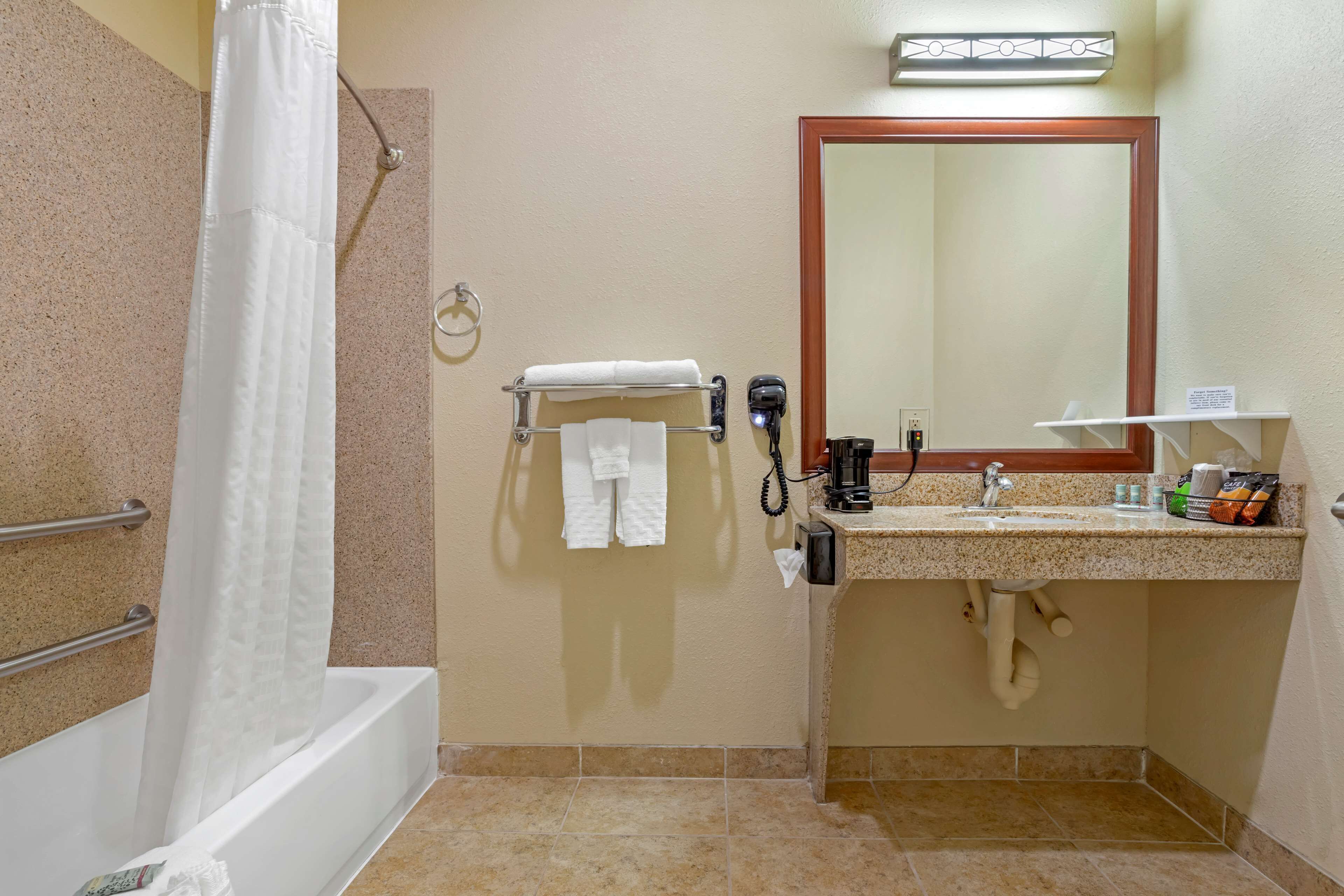 combined shower/bathtub, hair dryer, towels