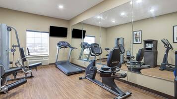Ein Fitnessstudio mit Laufbändern, Crosstrainern und Krafttrainingsgeräten.