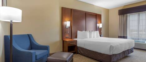 Standard Room, 1 King Bed, Non Smoking, Refrigerator & Microwave | In-room safe, desk, laptop workspace, blackout drapes