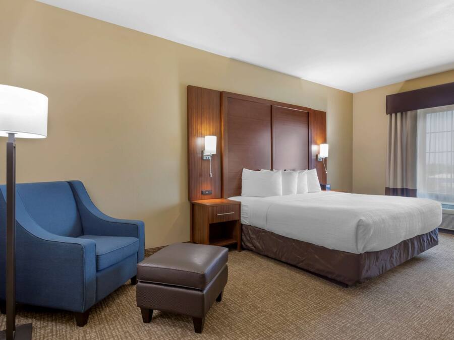 Standard Room, 1 King Bed, Non Smoking, Refrigerator & Microwave | In-room safe, desk, laptop workspace, blackout drapes
