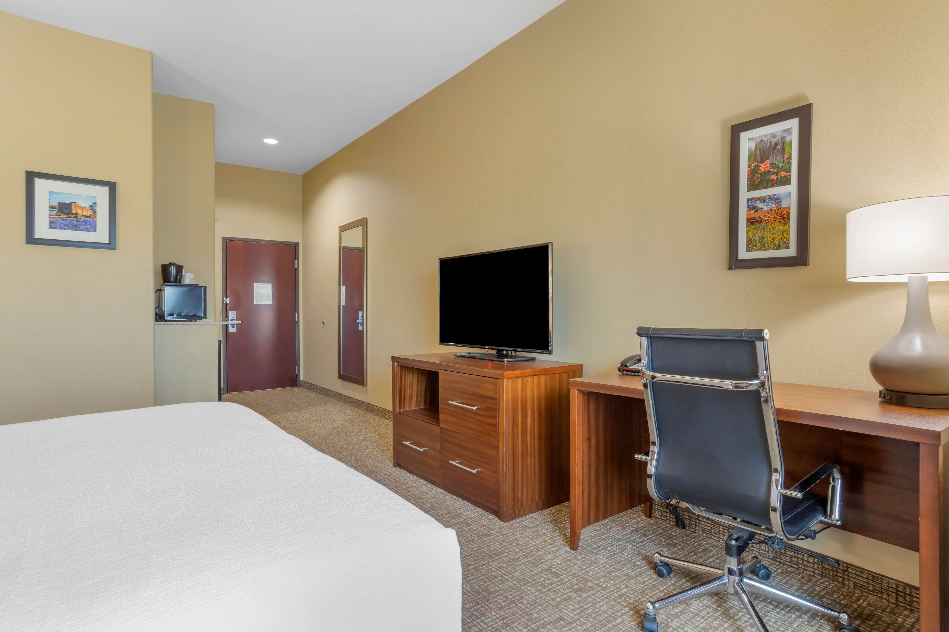 standard room, 1 king bed, accessible, refrigerator & microwave | in-room safe, desk, laptop workspace, blackout curtains