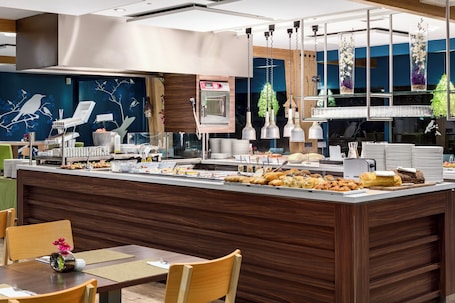 Desayuno buffet diario (EUR 17.50 por persona)