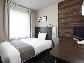 Premium bedding, desk, soundproofing, free WiFi