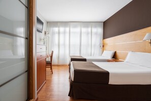 Minibar, in-room safe, individually furnished, desk - Exe Las Palmas (Las Palmas de Gran Canaria)
