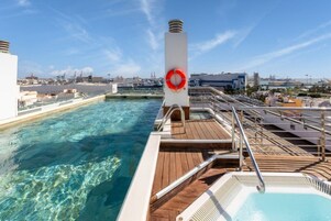 Una piscina al aire libre (de 10:00 a 20:00), sombrillas, tumbonas