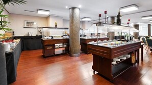 Ein Buffet mit mehreren Servierstationen, einer zentralen Säule und einem Holzboden.