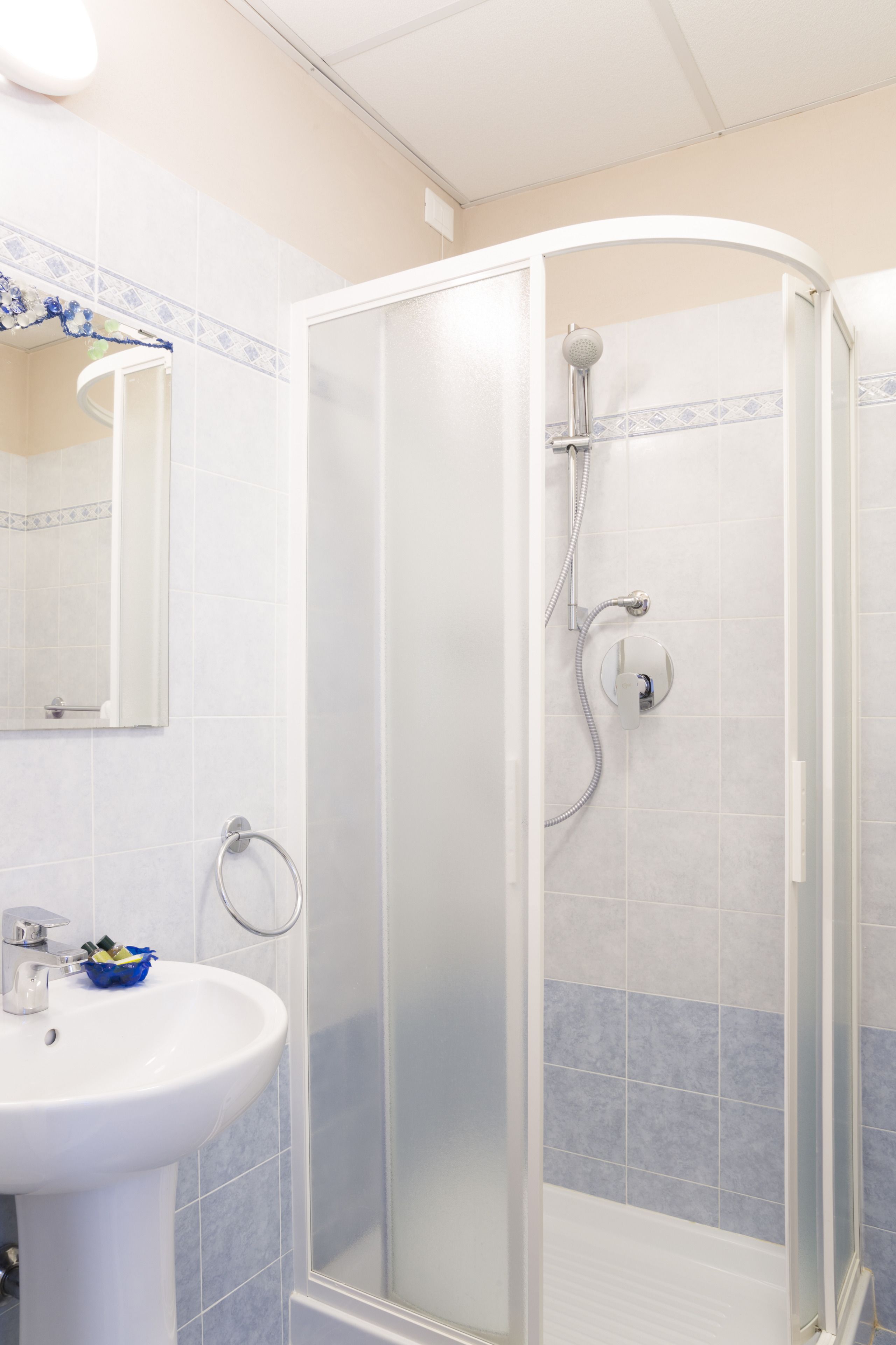 Ducha, artículos de higiene personal gratuitos, secador de pelo y bidé
