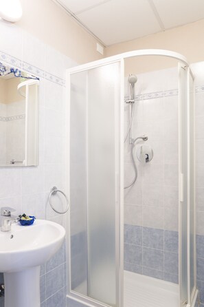 Shower, free toiletries, hair dryer, bidet - Hotel Panorama (Florence)